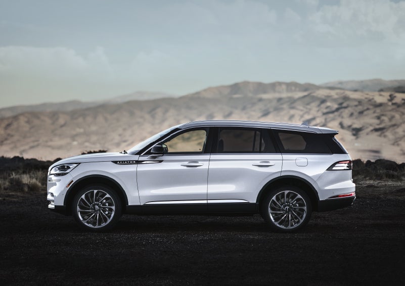 A Lincoln Aviator® SUV is parked on a scenic mountain overlook | Vista Lincoln Woodland Hills in Woodland Hills CA
