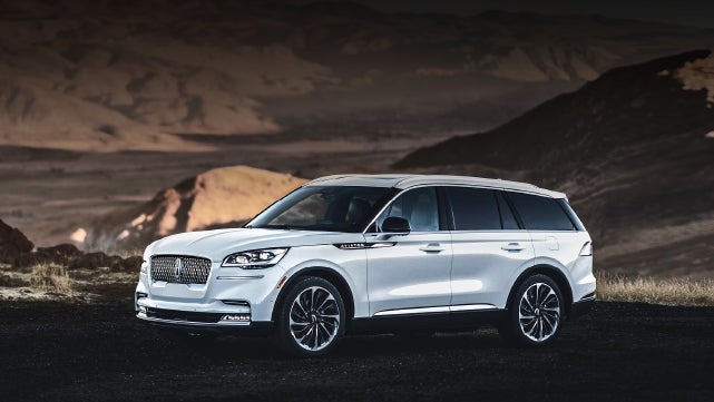 A 2024 Lincoln Aviator® SUV is parked at a mountain overlook | Vista Lincoln Woodland Hills in Woodland Hills CA