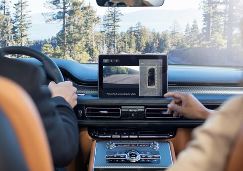The available 360-Degree Camera shows a bird's-eye view of a Lincoln Aviator® SUV | Vista Lincoln Woodland Hills in Woodland Hills CA