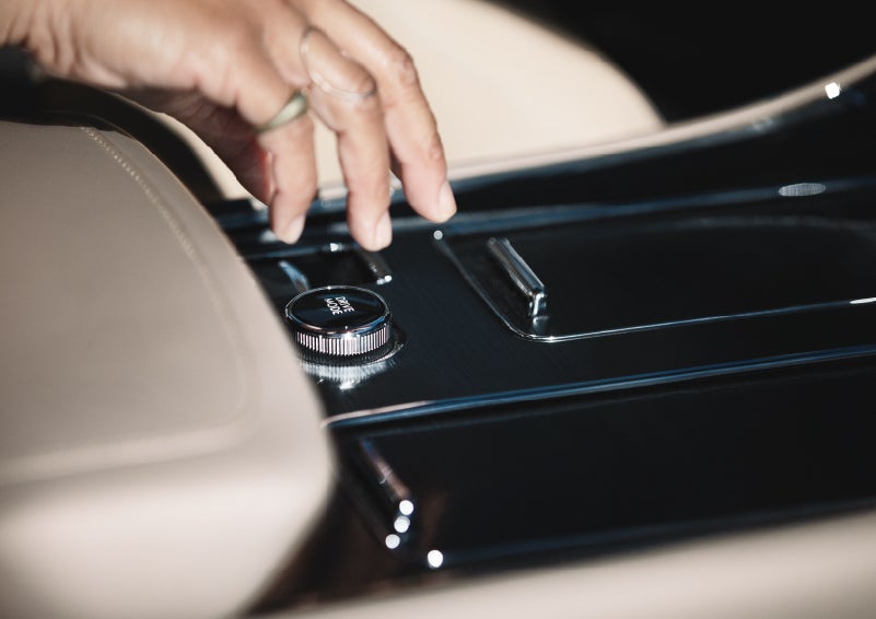 A hand reaching for the Lincoln Drive Modes knob of a 2024 Lincoln Aviator® SUV | Vista Lincoln Woodland Hills in Woodland Hills CA