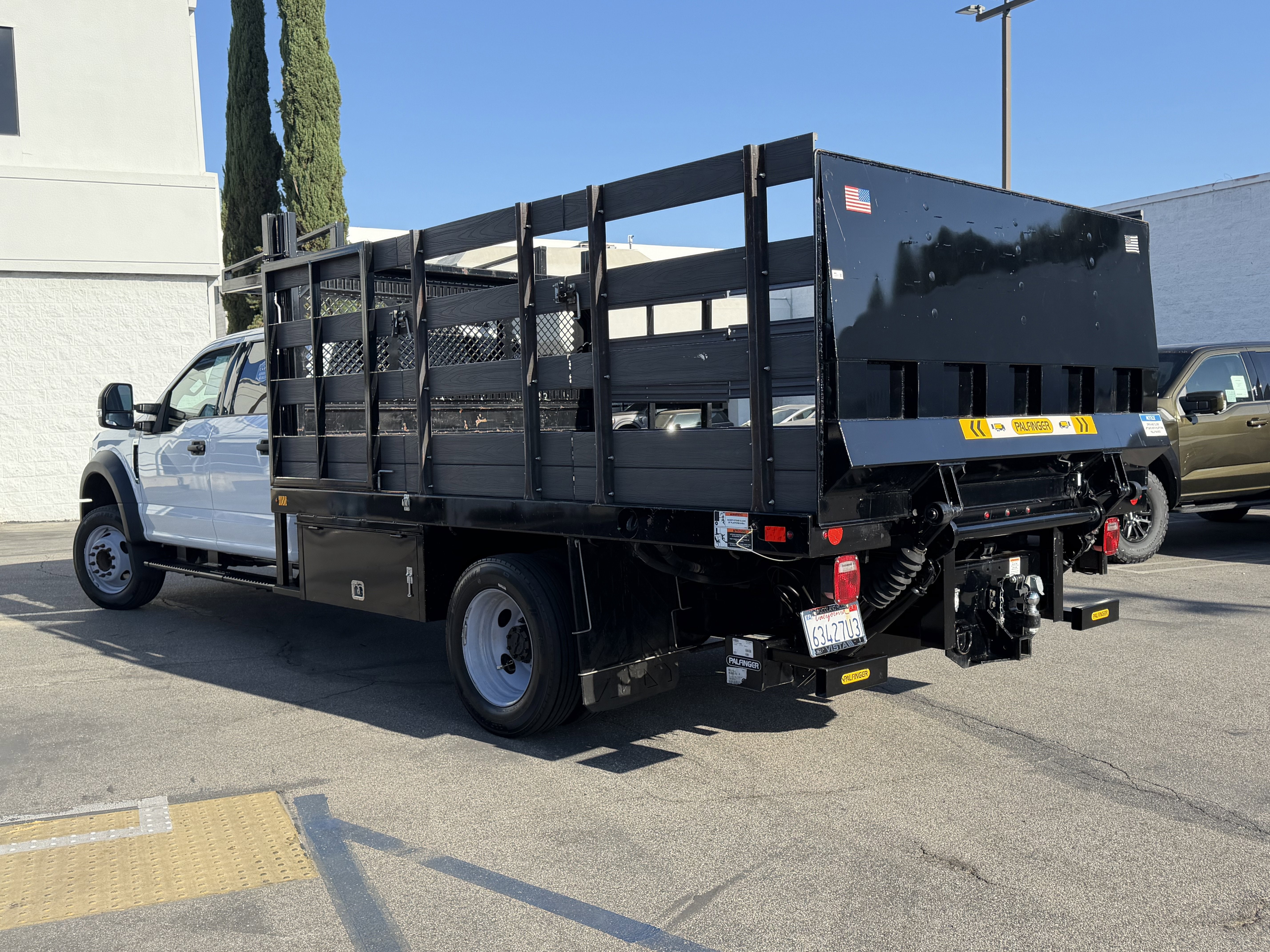 2022 Ford Super Duty F-550 DRW XLT 2WD Crew Cab 203 WB 84 CA