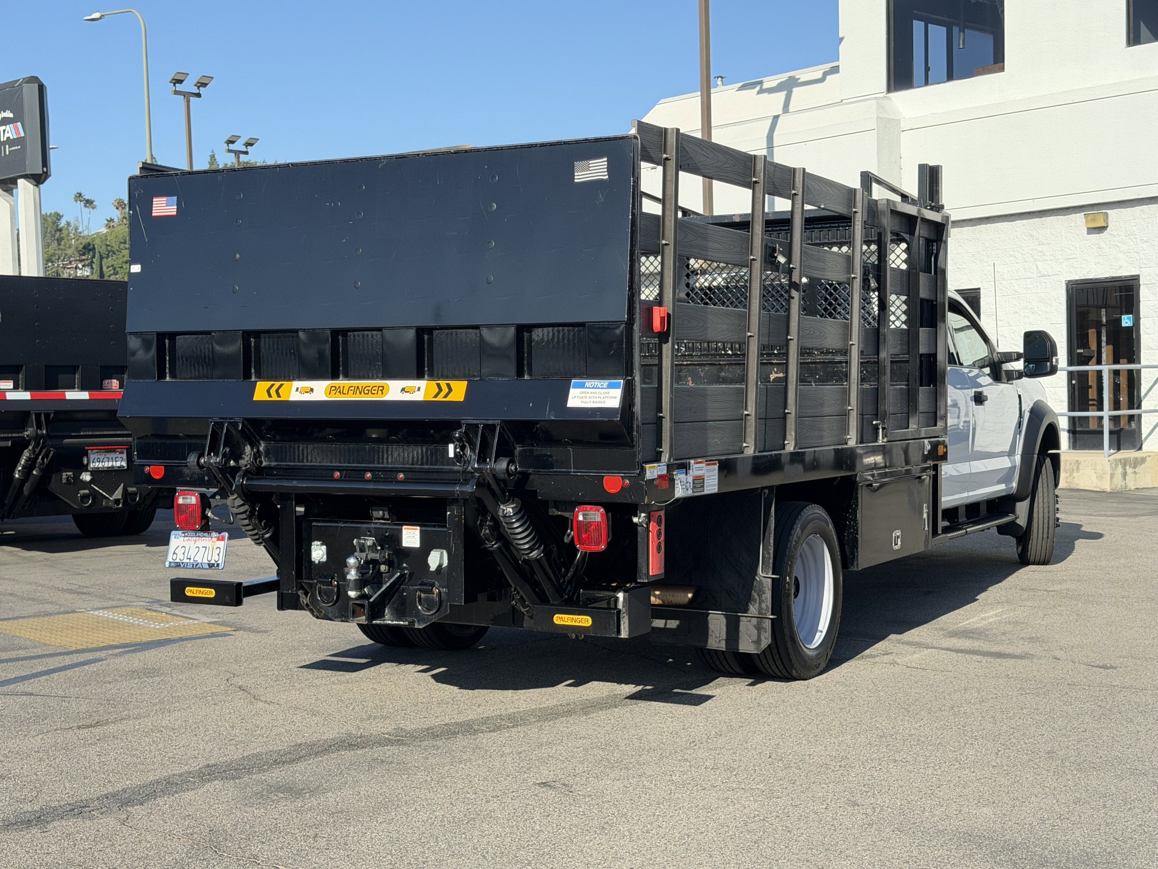 2022 Ford Super Duty F-550 DRW XLT 2WD Crew Cab 203 WB 84 CA