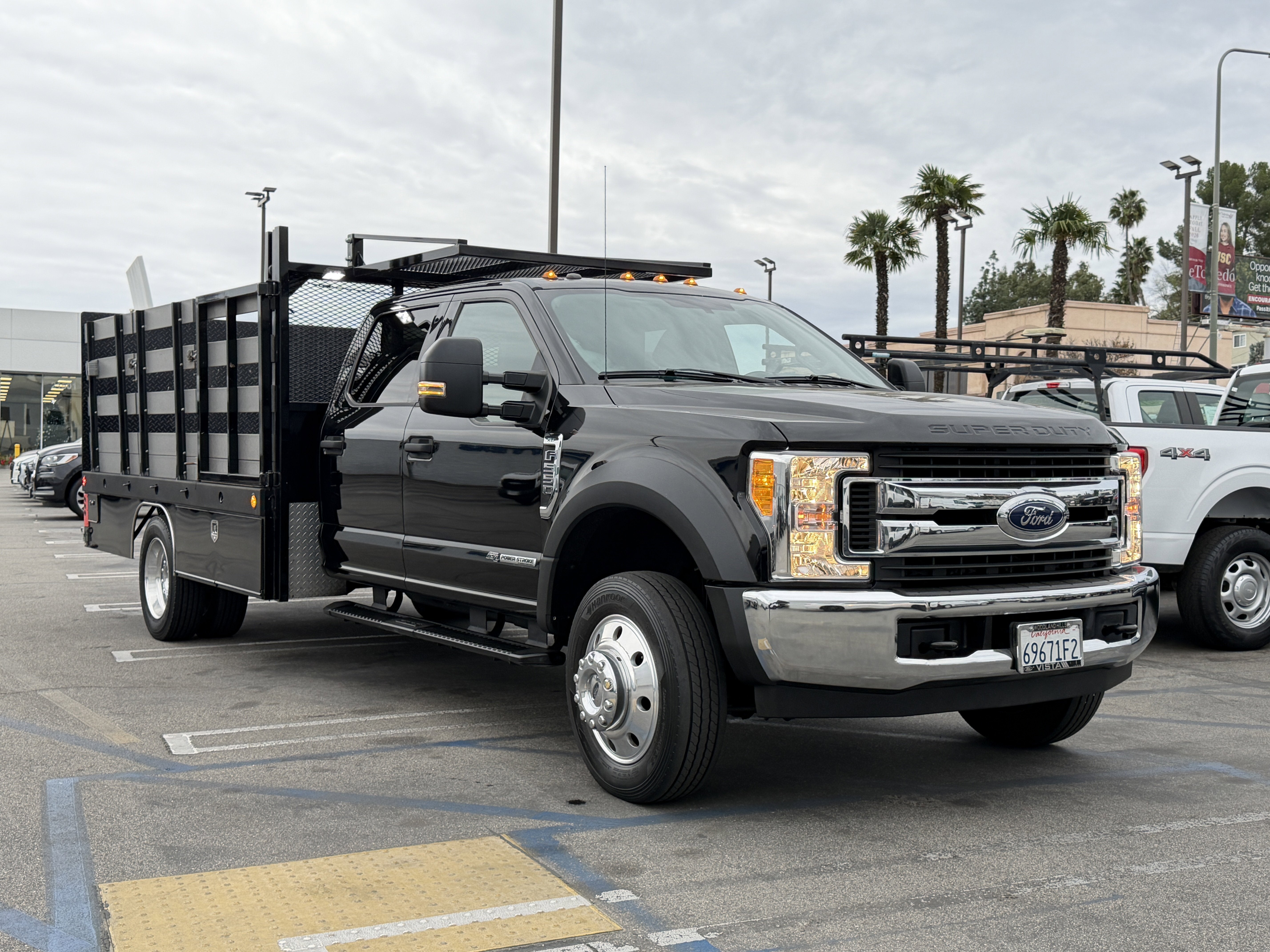 2017 Ford Super Duty F-550 DRW XLT 2WD Crew Cab 203 WB 84 CA