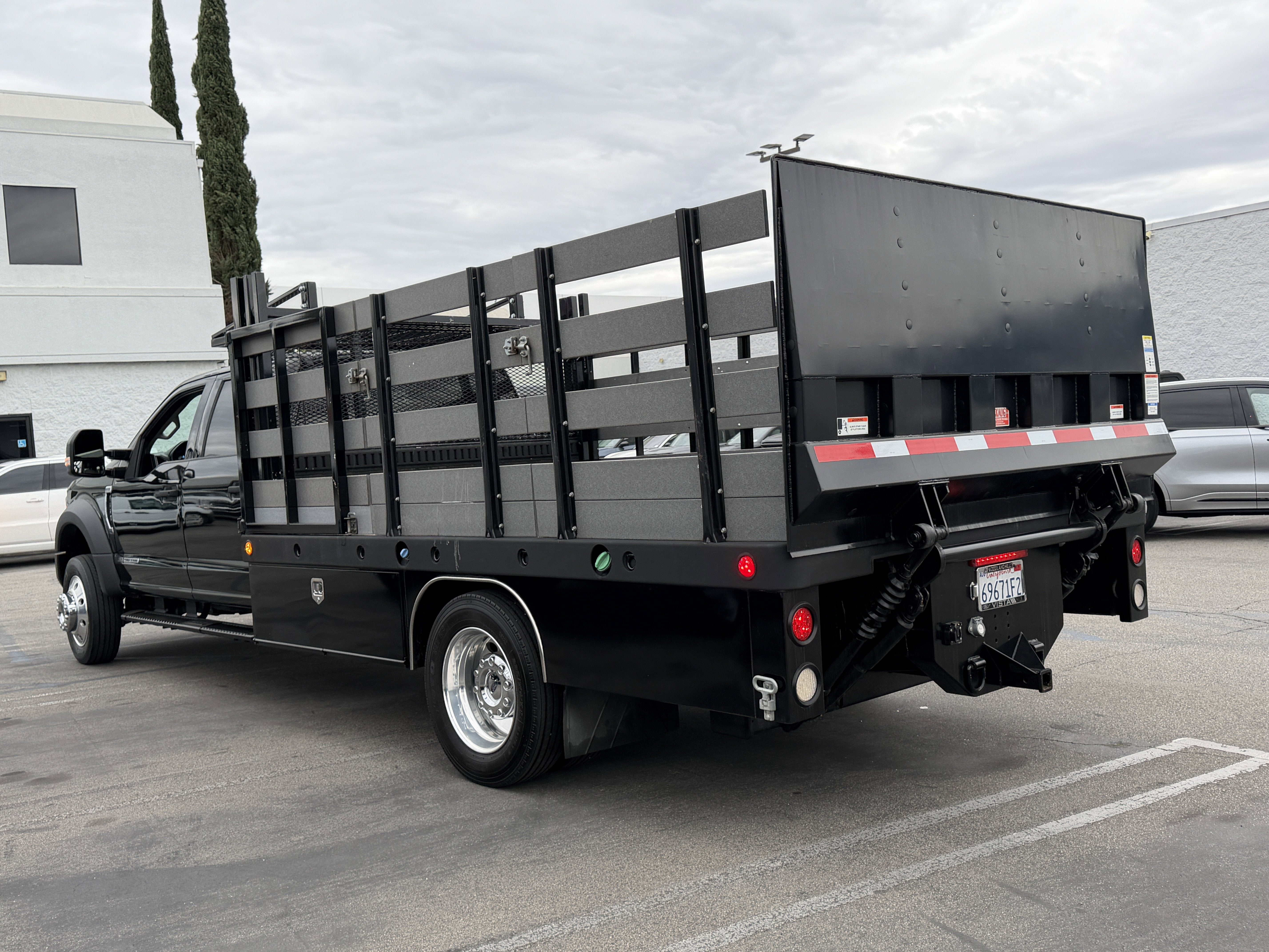 2017 Ford Super Duty F-550 DRW XLT 2WD Crew Cab 203 WB 84 CA