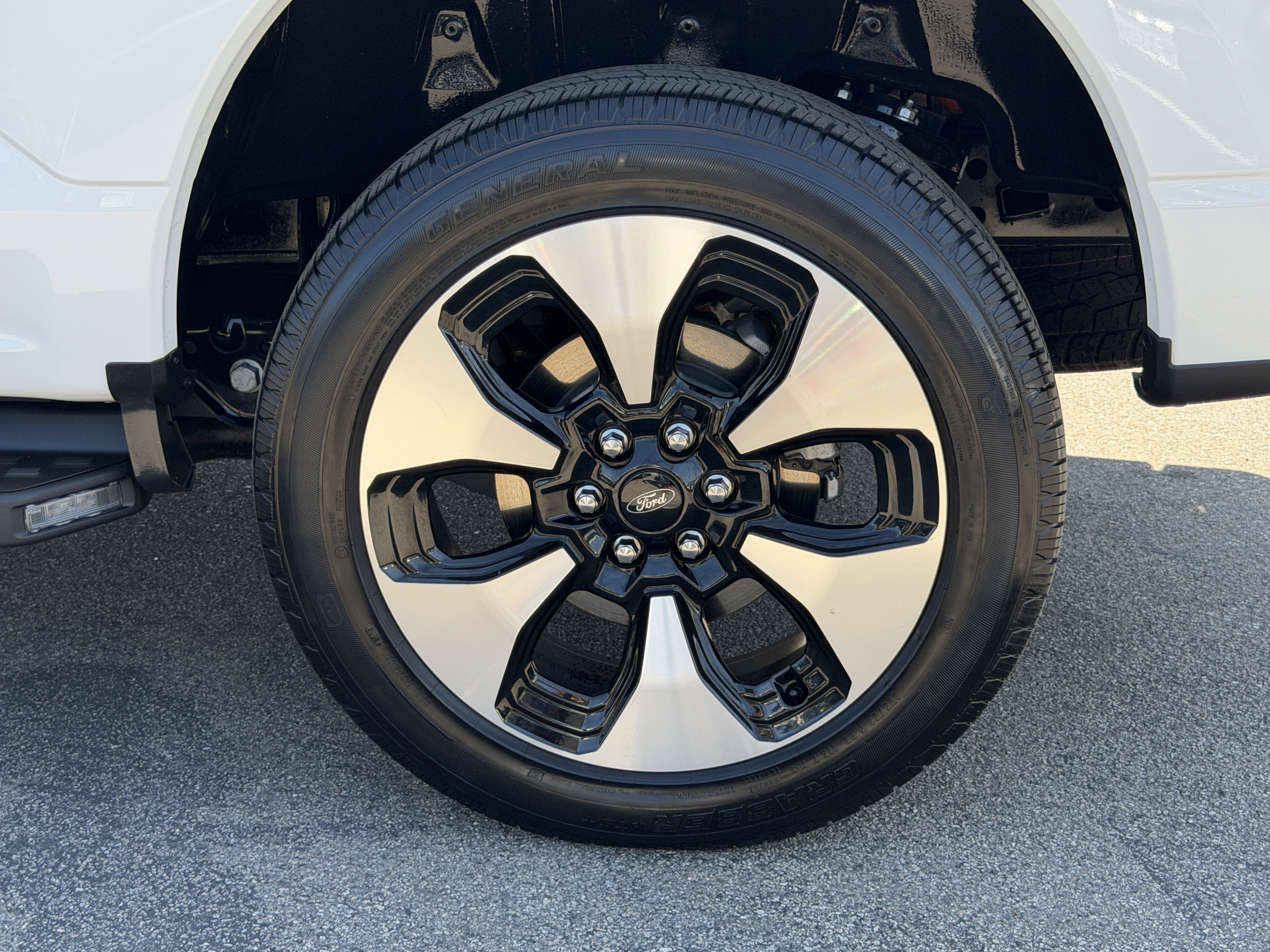 2023 Ford F-150 Lightning Platinum 4WD SuperCrew 5.5' Box