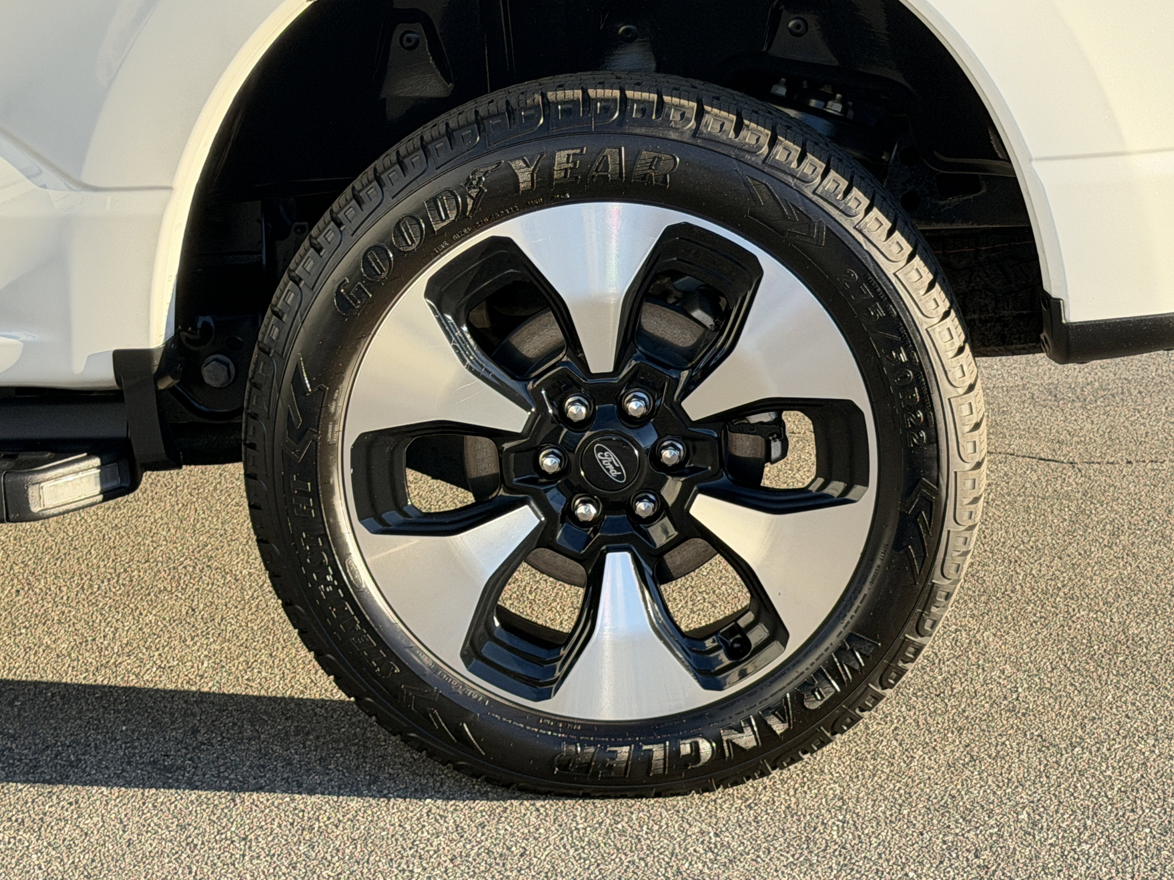 2022 Ford F-150 Lightning Platinum 4WD SuperCrew 5.5' Box