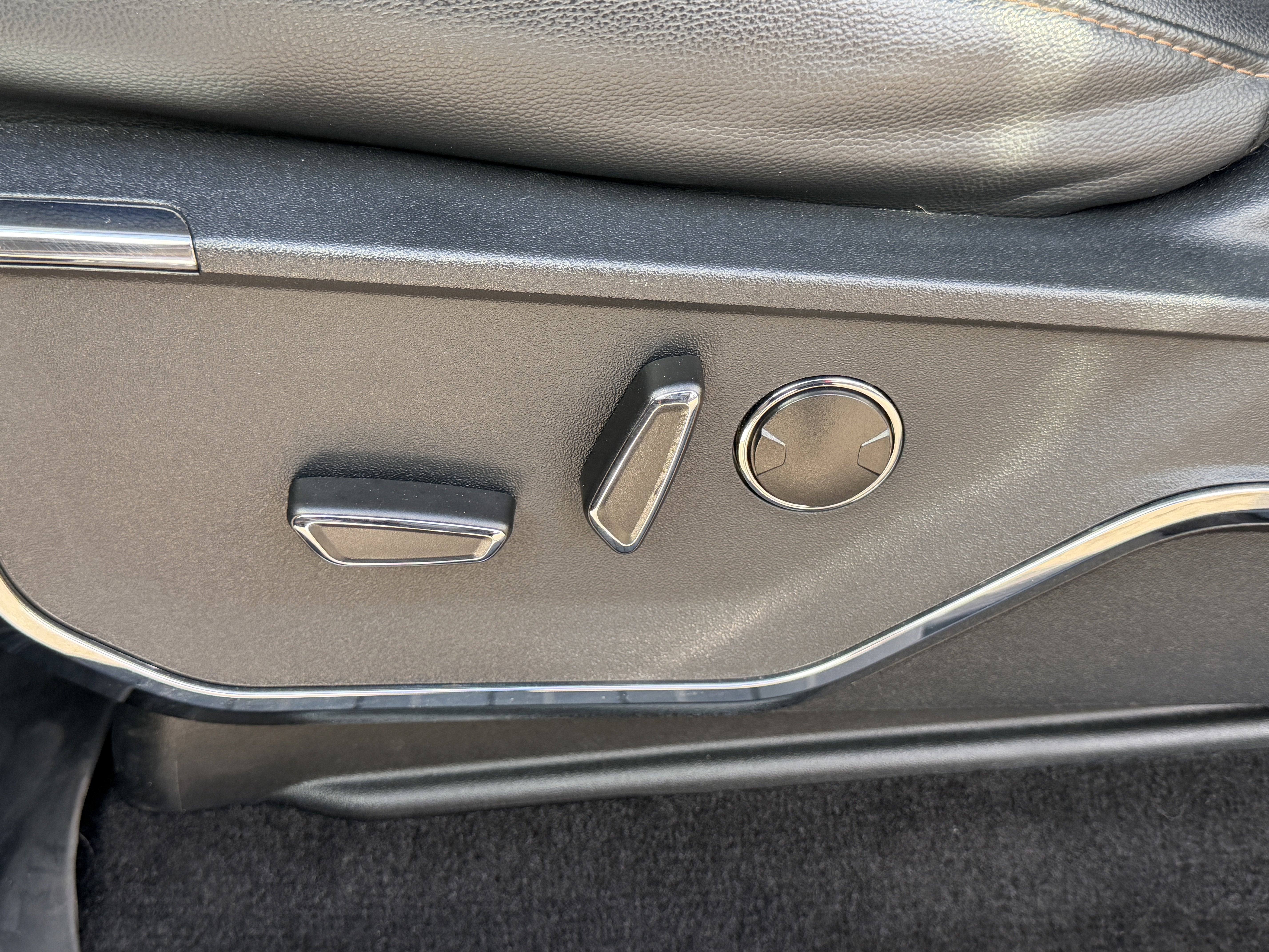 2023 Ford F-150 Lightning LARIAT 4WD SuperCrew 5.5' Box