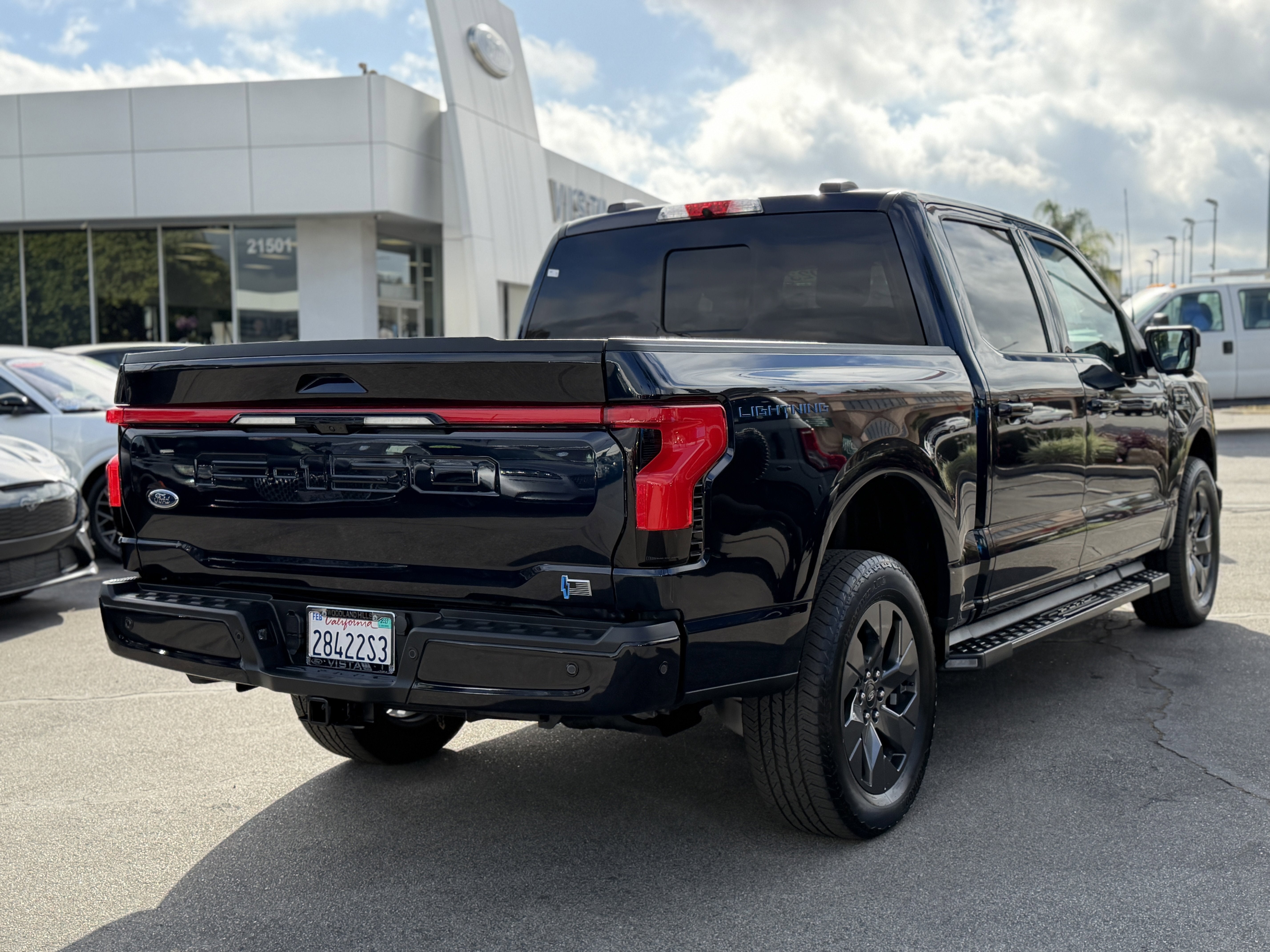 2023 Ford F-150 Lightning LARIAT 4WD SuperCrew 5.5' Box