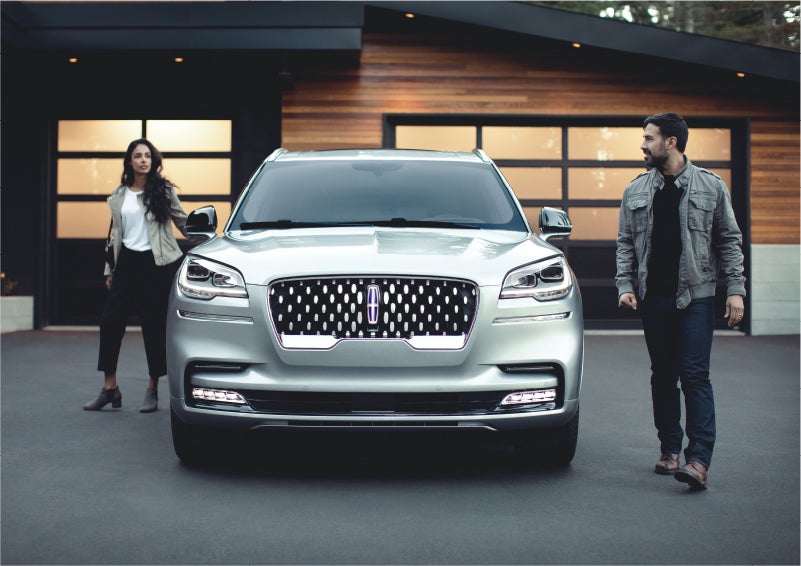 The sparkling grille of the 2023 Lincoln Aviator® Grand Touring model | Vista Lincoln Woodland Hills in Woodland Hills CA
