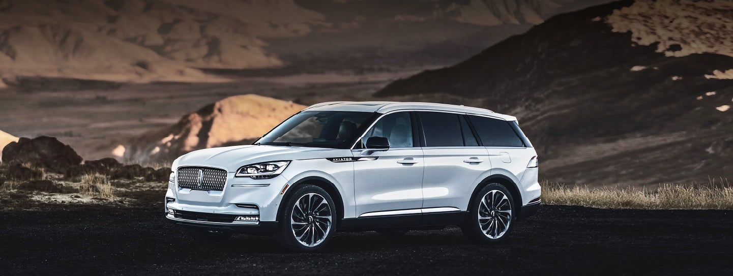 A 2024 Lincoln Aviator® SUV is parked at a mountain overlook | Vista Lincoln Woodland Hills in Woodland Hills CA