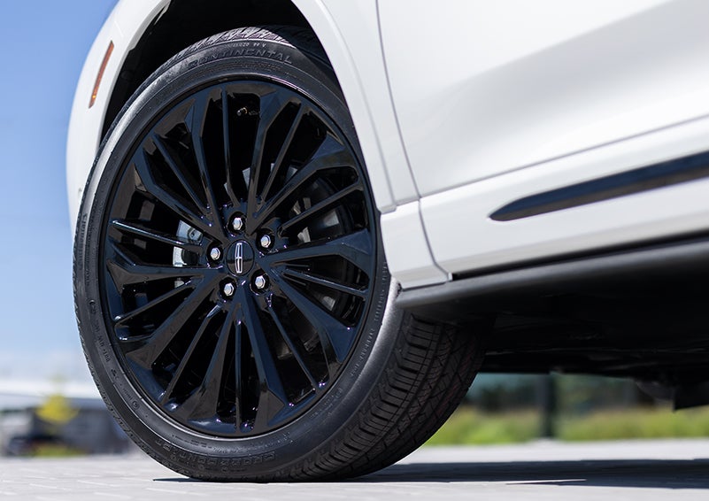 The stylish blacked-out 20-inch wheels from the available Jet Appearance Package are shown. | Vista Lincoln Woodland Hills in Woodland Hills CA