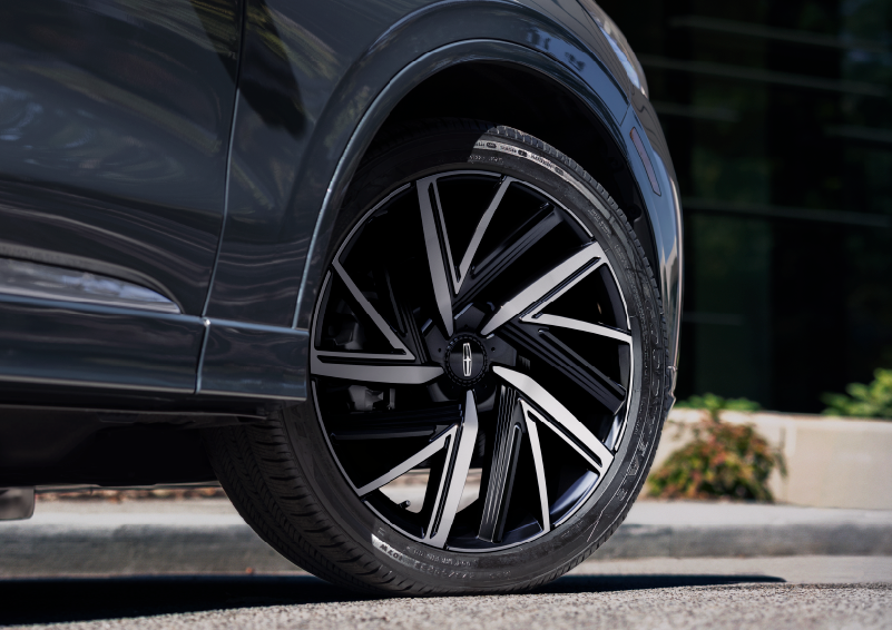 The rim of the 2025 Lincoln Aviator® SUV is shown slightly angled out. | Vista Lincoln Woodland Hills in Woodland Hills CA