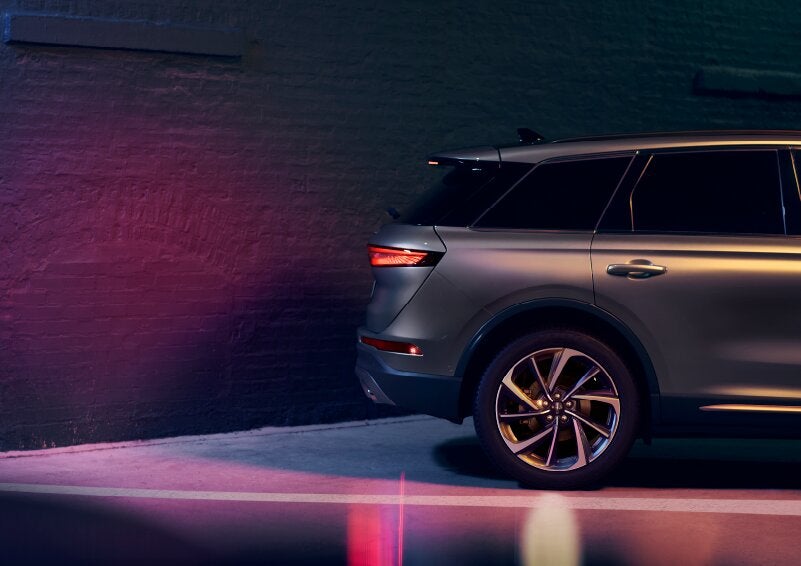 A dramatization of a 2025 Lincoln Corsair® SUV is shown backing up toward a wall. | Vista Lincoln Woodland Hills in Woodland Hills CA